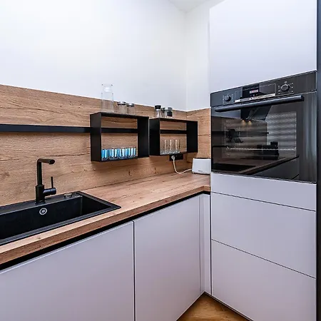 Apartment Bright Designer With 2br, 2ba And Free Parking