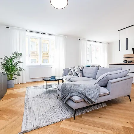 Bright Designer With 2br, 2ba And Free Parking *