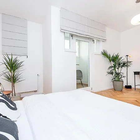 Apartment Bright Designer With 2br, 2ba And Free Parking *