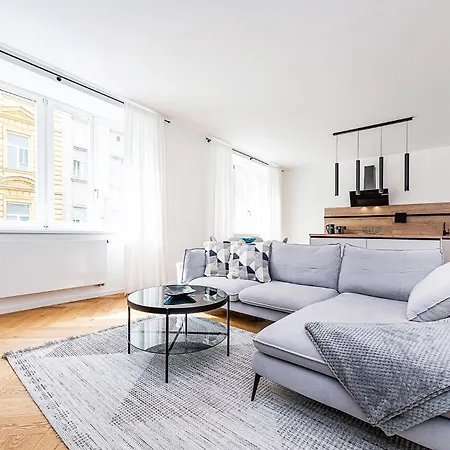 Bright Designer With 2br, 2ba And Free Parking Apartment Golcuv Jenikov