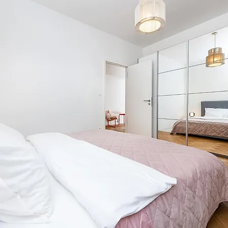 Apartment Bright Designer With 2br, 2ba And Free Parking *