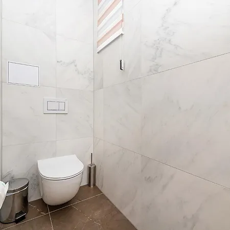 Bright Designer With 2br, 2ba And Free Parking Apartment Goltsch Jenikau