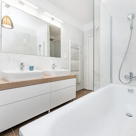Bright Designer With 2br, 2ba And Free Parking