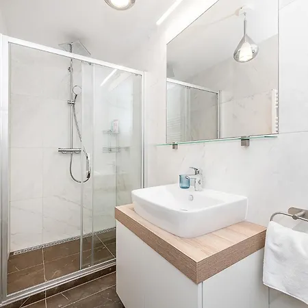 Apartment Bright Designer With 2br, 2ba And Free Parking Goltsch Jenikau