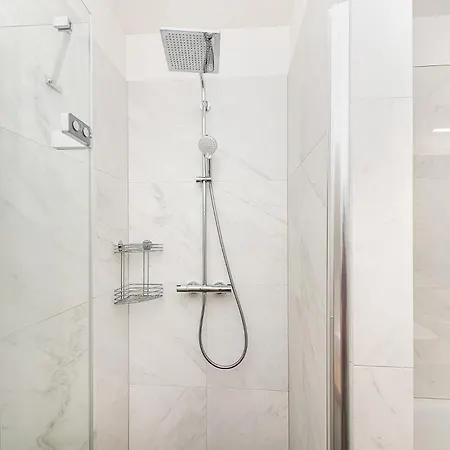Bright Designer With 2br, 2ba And Free Parking *