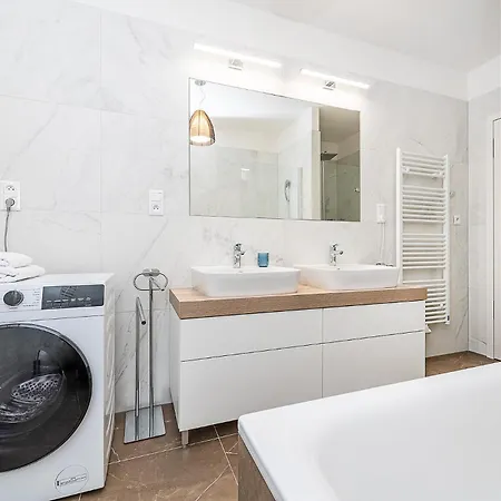 Bright Designer With 2br, 2ba And Free Parking