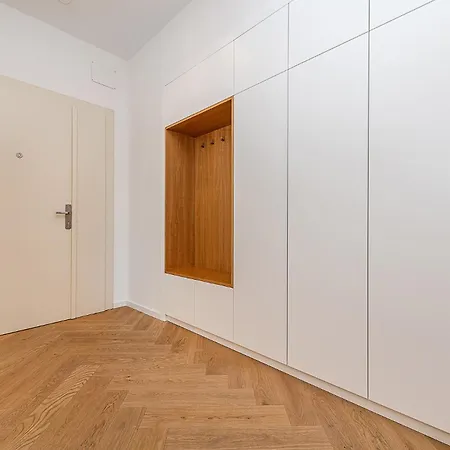 Bright Designer With 2br, 2ba And Free Parking Apartment Goltsch Jenikau