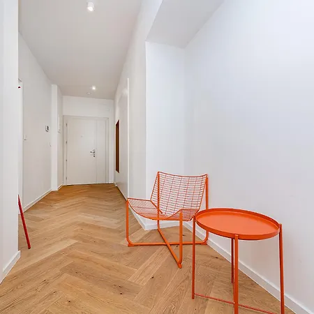 Apartment Bright Designer With 2br, 2ba And Free Parking *