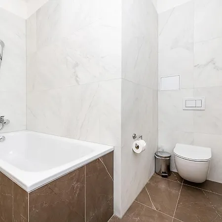 Bright Designer With 2br, 2ba And Free Parking Apartment *