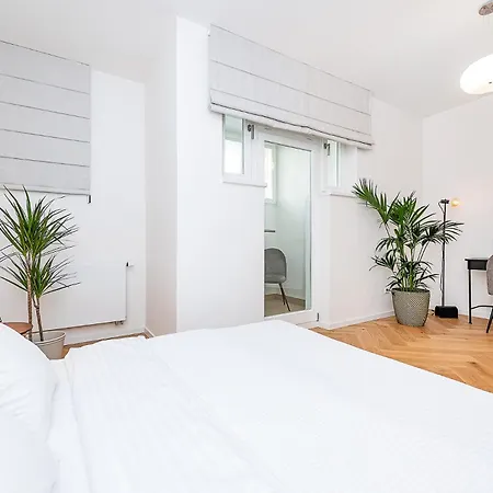 Bright Designer With 2br, 2ba And Free Parking Apartment Golcuv Jenikov