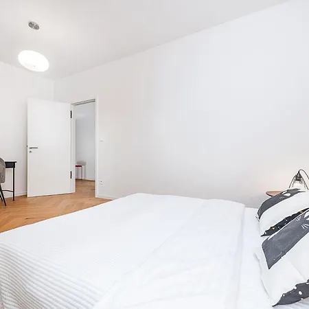 Bright Designer With 2br, 2ba And Free Parking * Golcuv Jenikov