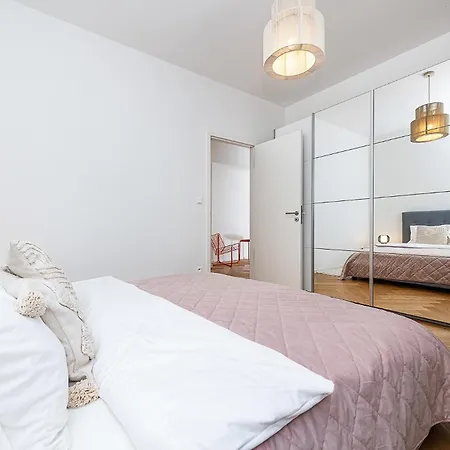 Bright Designer With 2br, 2ba And Free Parking