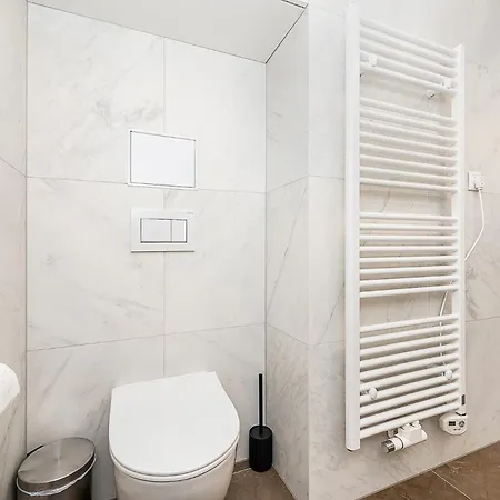 Bright Designer With 2br, 2ba And Free Parking Apartment *