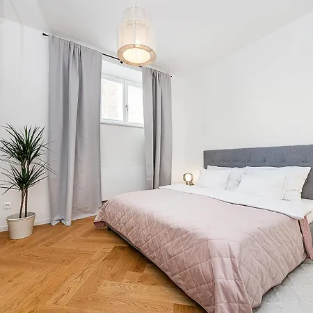 Apartment Bright Designer With 2br, 2ba And Free Parking