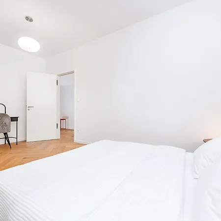 Bright Designer With 2br, 2ba And Free Parking Apartment Goltsch Jenikau