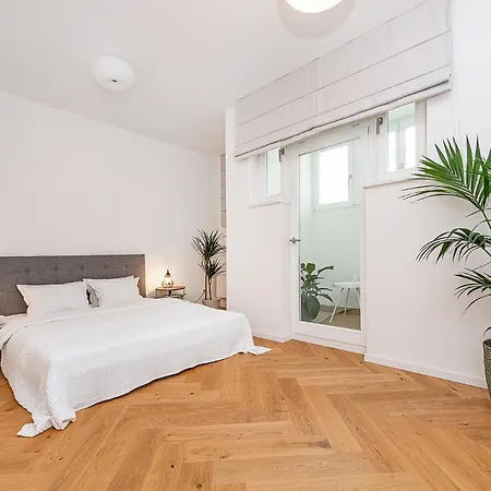 Bright Designer With 2br, 2ba And Free Parking
