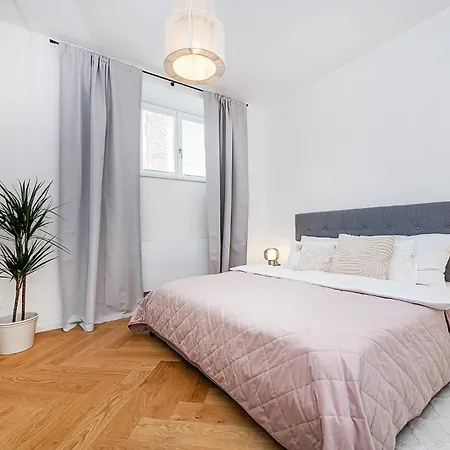 Bright Designer With 2br, 2ba And Free Parking Apartment
