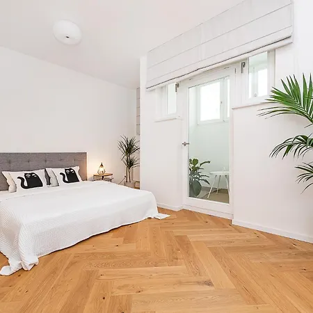 Bright Designer With 2br, 2ba And Free Parking Apartment Golcuv Jenikov