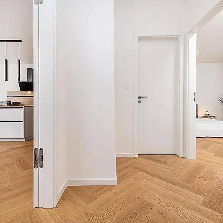 Apartment Bright Designer With 2br, 2ba And Free Parking Goltsch Jenikau