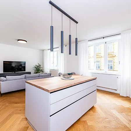 Bright Designer With 2br, 2ba And Free Parking Apartment *