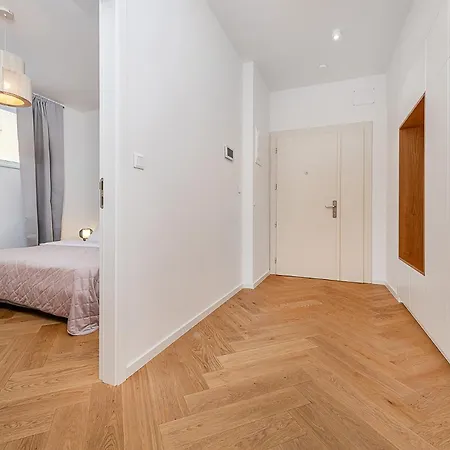 Apartment Bright Designer With 2br, 2ba And Free Parking *